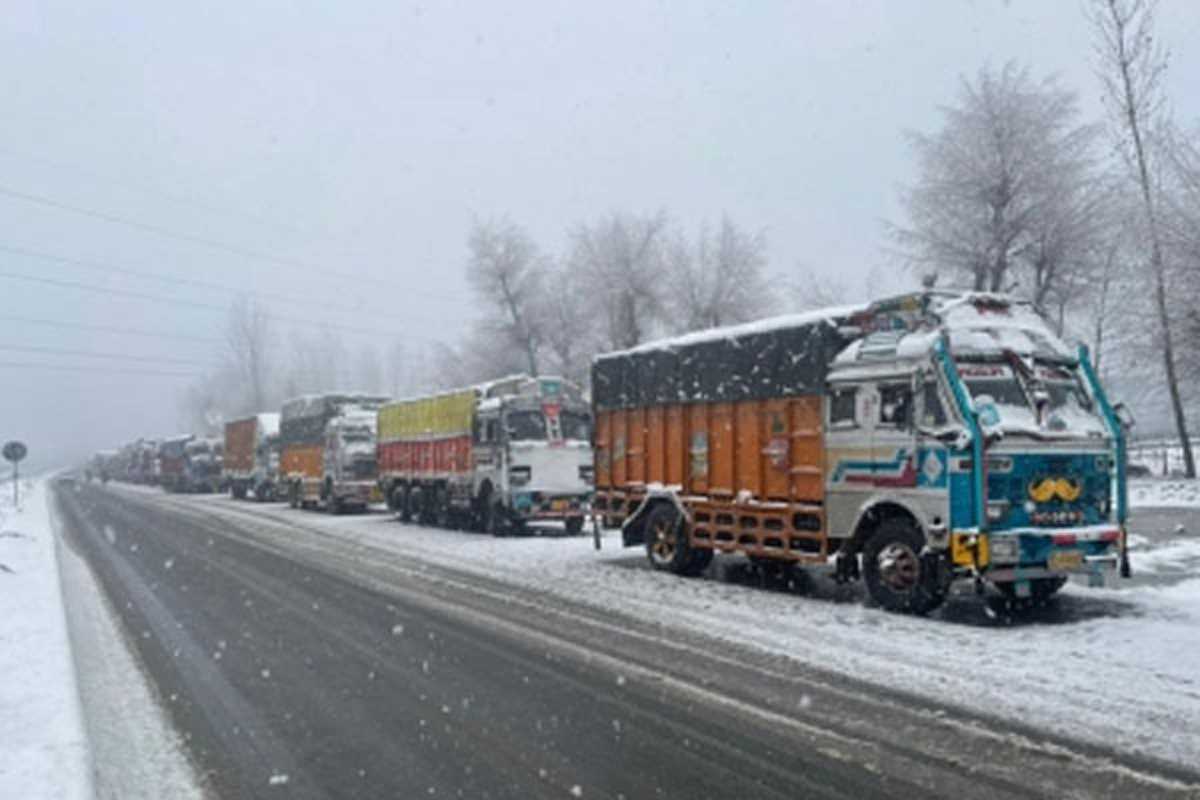 जम्मू-श्रीनगर हाईवे खुला, अधिकारियों ने दी सावधानी से वाहन चलाने की सलाह